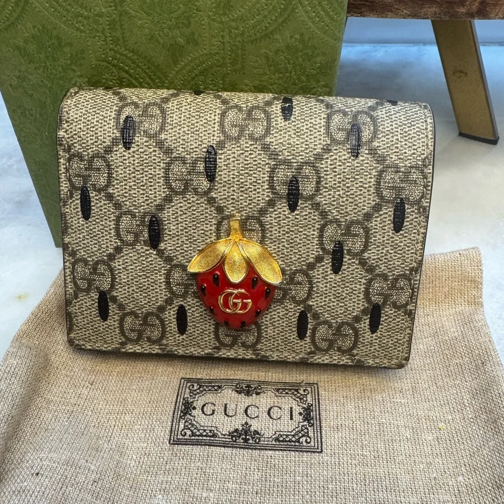 Limited Edition Gucci Supreme Strawberry Compact Wallet - Picture 2 of 10